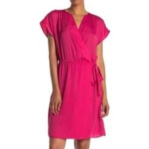 NWT Kenneth Cole Size Large Barbiecore Hot Pink Size Large
Short sleeve